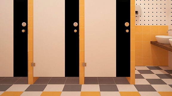 Tableros fenólicos utilizados en un baño público